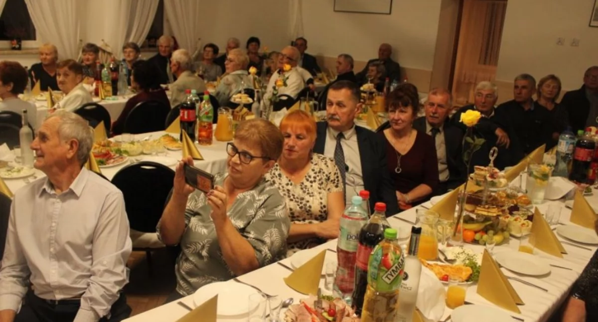 Dzień Seniora w Kosienicach upłynął w radosnej atmosferze. Bawiono się do późna, więc główni bohaterowie wieczoru z pewnością będą mieli co wspominać./ FOT. UG Żurawica