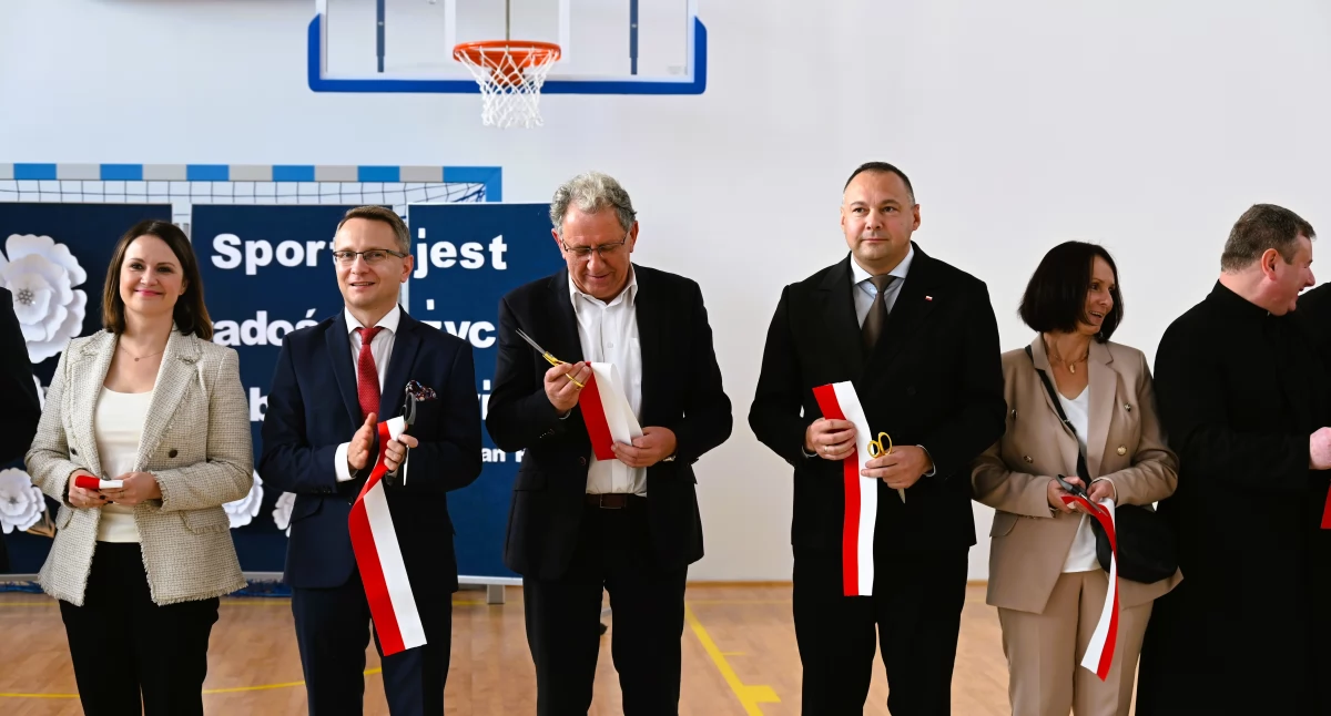 Symboliczne przecięcie wstęgi./ FOT. Starostwo Powiatowe w Jarosławiu