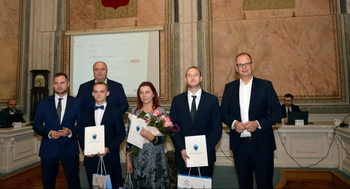 Laureaci stypendiów w komplecie. Szczególną formę wyróżnienia wręczyli wspomnianym prezydent Wojciech Bakun, przewodniczący Rady Miejskiej w Przemyślu Marcin Kowalski oraz przewodniczący Komisji Kultury, Promocji i Turystyki Paweł Rząsa./ FOT. UM w Przemyślu