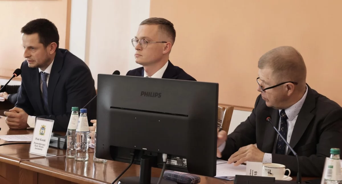 Zgodnie z wyborem radnych na miejscu wiceprzewodniczącego zasiadł Korneliusz Polit (pierwszy z lewej) reprezentujący klub „My Mieszkańcy”./ FOT. UM Jarosław