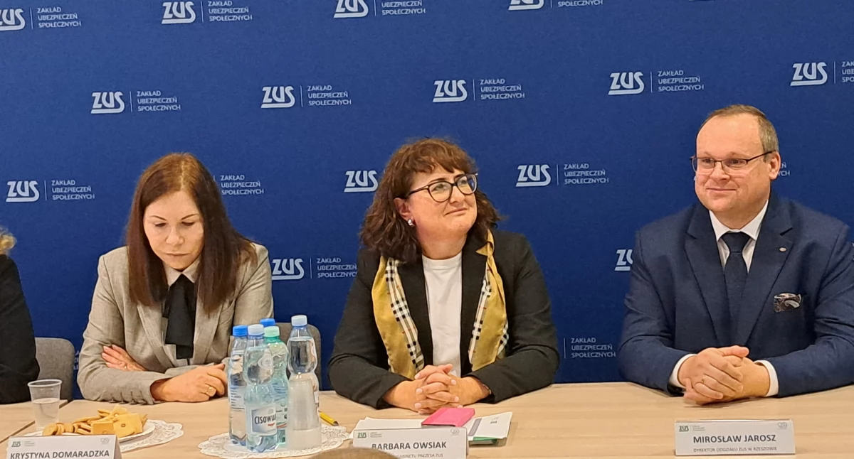 Uczestników spotkania powitali (od lewej) dyrektor oddziału jasielskiego Krystyna Domaradzka, dyrektor Gabinetu Prezesa z Centrali ZUS w Warszawie Barbara Owsiak, oraz dyrektor rzeszowskiego oddziału ZUS Mirosław Jarosz./ FOT. U. Gielo