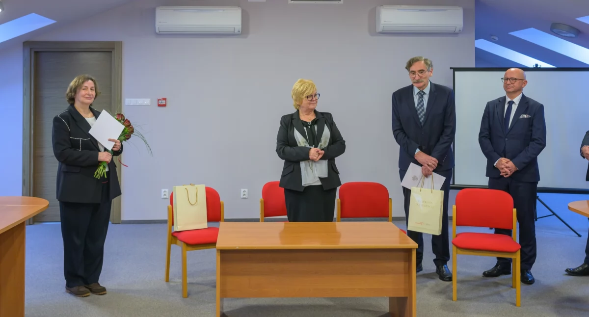 Nominację na nowego Podkarpackiego Wojewódzkiego Konserwatora Zabytków w Przemyślu Adamowi Sapecie (drugi z prawej) wręczyła wojewoda podkarpacki Teresa Kubas-Hul (druga z lewej). Pierwsza z lewej ustępująca konserwator Beata Kot. Fot. Jerzy Żygadło/PUW Rzeszów