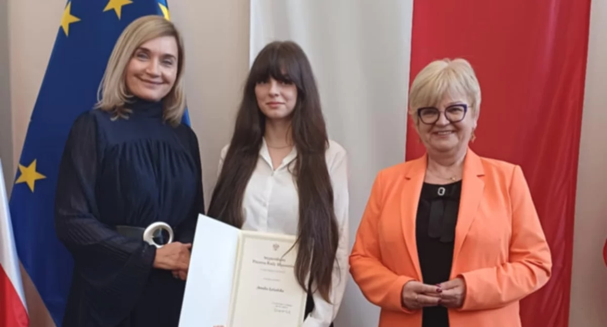 Dyplom stypendialny z rąk wojewody podkarpackiego T. Kubas-Hul i Podkarpackiej Kurator Oświaty Doroty Nowak-Maluchnik odebrała także m.in. Amelia Leżańska – uczennica Liceum Ogólnokształcącego im. I. Krasickiego w Dubiecku./ FOT. LO w Dubiecku