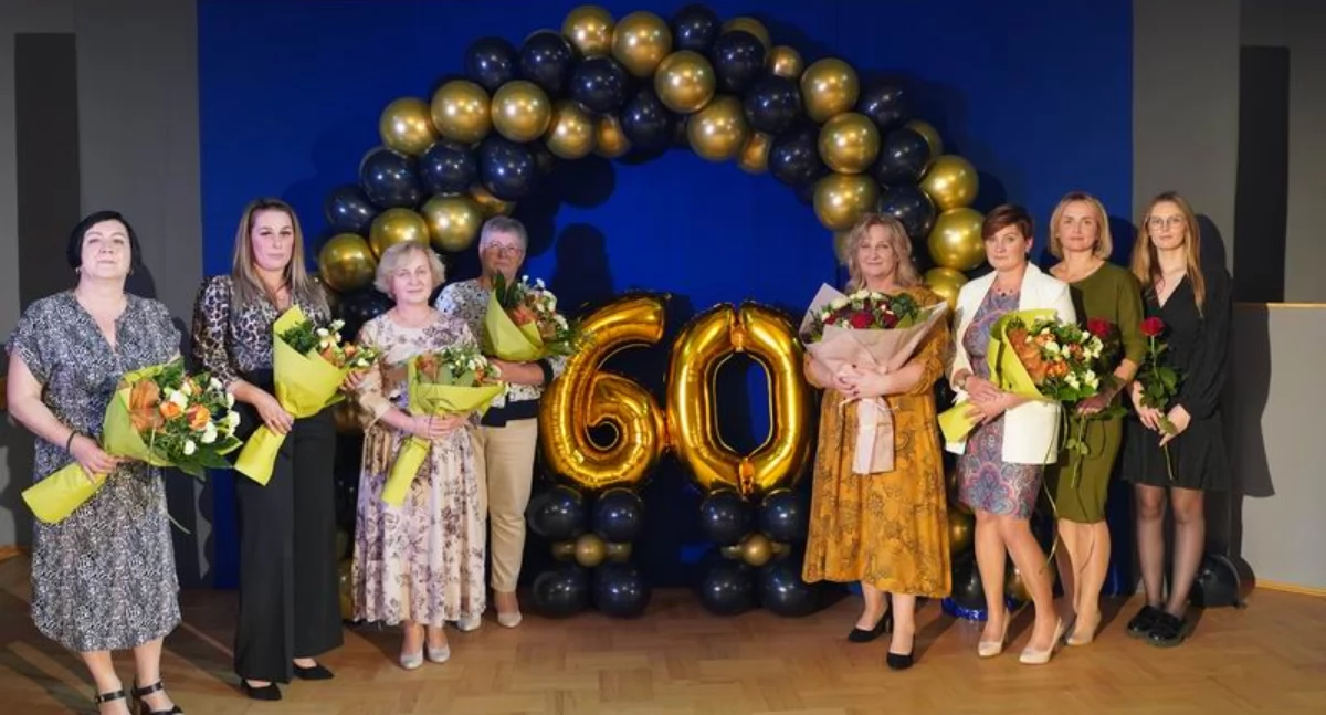 . Wspólna podróż przez minione 60 lat była bez wątpienia przesympatycznym wydarzeniem dla biorących udział w święcie./ FOT. UMiG Sieniawa