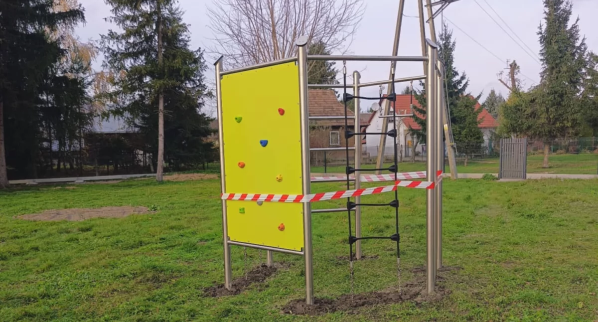 Plac zabaw, który powstał w Stanisławczyku, zapewni najmłodszym warunki do bezpiecznej i aktywnej zabawy i jednocześnie posłuży jako przestrzeni do spotkań dzieci, rodziców i dziadków./ FOT. UG Przemyśl