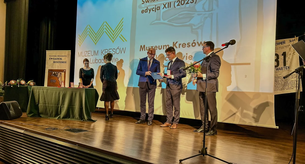 W tegorocznej, 13. edycji wyróżnienia trafiły łącznie do pięciu laureatów, w tym Muzeum Kresów w Lubaczowie, które prowadzi działalność w zakresie ochrony i promocji kultury Kresów dawnej Rzeczypospolitej oraz działalność naukowo-badawczą, której efektem są wydawnictwa własne. Nagrodę odebrał dyrektor placówki Piotr Zubowski./ FOT. IPN Rzeszów