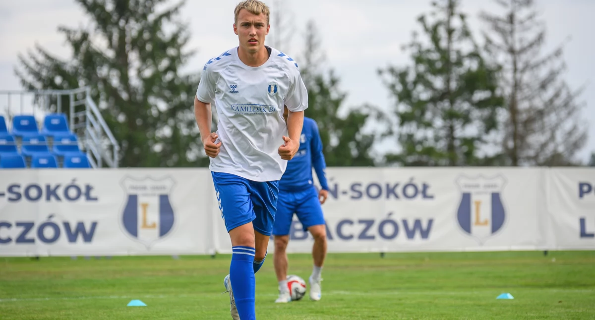 Oskar Majda zdobył honorową bramkę dla lubaczowskiego beniaminka, by za kilka minut wylecieć z boiska z czerwoną kartką. Fot. Pogoń-Sokół Lubaczów/Tomasz Mielnik