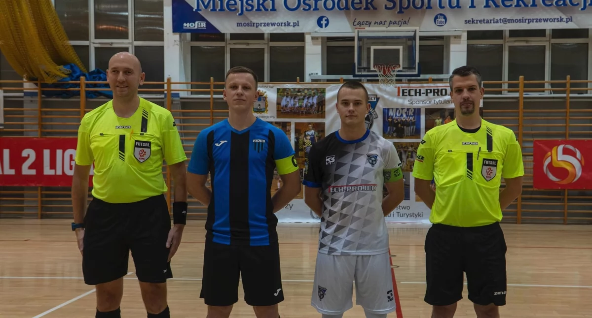 W derbowym meczu w hali MOSiR w Przeworsku lepszym okazał się zespół Tech-Projectu Futsal Team Jarosław. Drugi z lewej kapitan JKS Radosław Roga, obok kapitan Tech-Projectu – Sebastian Bogacz. Fot. Tech-Project Futsal Team Jarosław