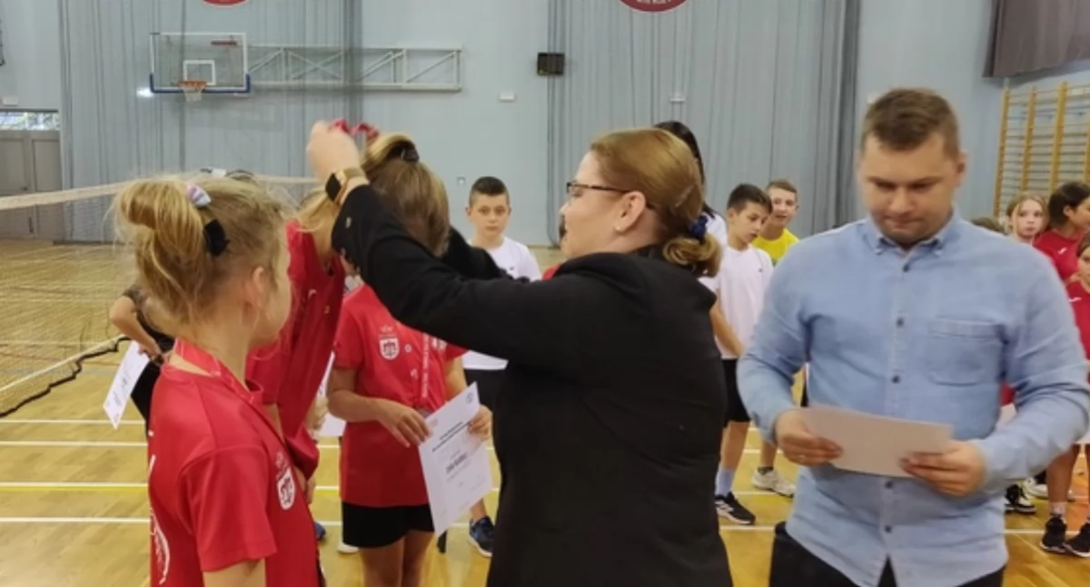 Najlepszych nagradzała dyrektor I LO w Przemyslu Aneta Bednarczyk. Fot. zbiory własne