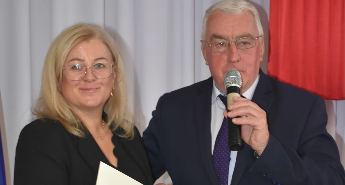 Na niedawnej sesji Rady Gminy Medyka Bronisław Beńko odebrał gratulacje od wójt gminy Magdaleny Małachowskiej. Jak podkreśliła, otrzymane przez niego odznaczenie jest wyróżnieniem także dla całej gminy. / FOT. GCK w Medyce