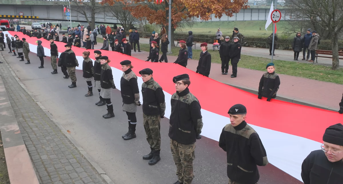 Przemyscy harcerze z pięćdziesięciometrową flagą./Fot. Jacek Szwic 