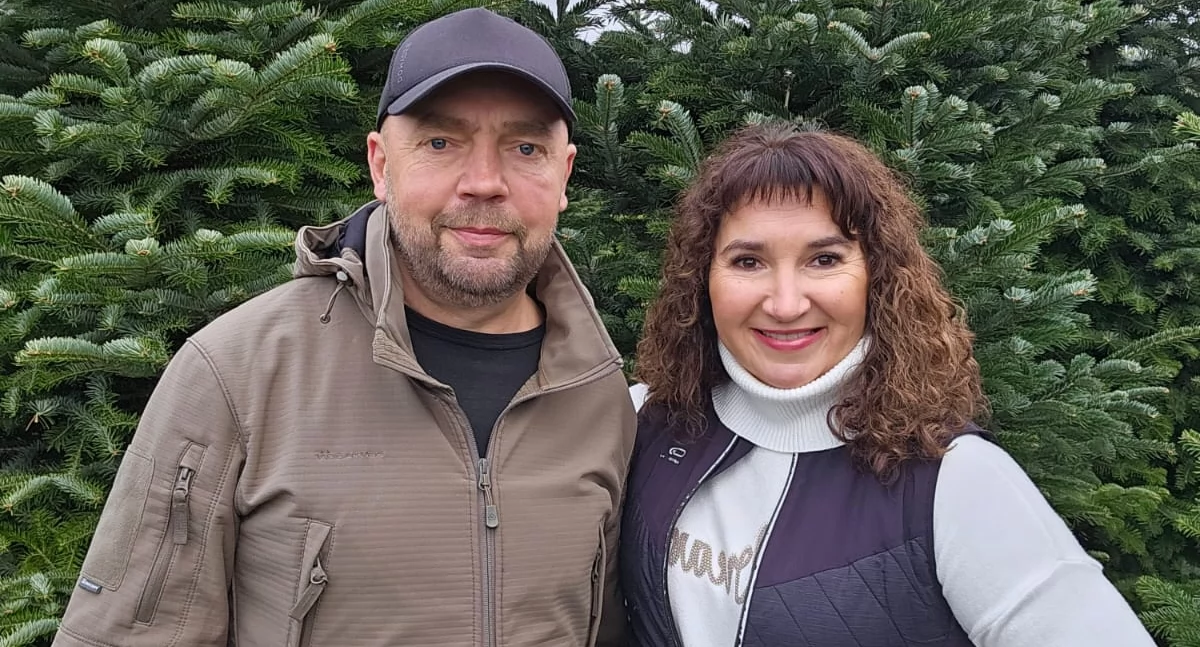 Na malowniczych terenach Podkarpacia, w otoczeniu majestatycznych lasów i w pobliżu Przemyśla, znajduje się Plantacja Choinek „Korona” – miejsce, w którym pasja do przyrody łączy się z ciężką pracą i troską o środowisko. –- Prowadzona przez mnie i moją żonę Marzenę plantacja to efekt wieloletniego zaangażowania, którego korzenie sięgają głębokiego dzieciństwa i młodzieńczych marzeń o życiu w harmonii z naturą. – mówi Grzegorz Pyrcz.