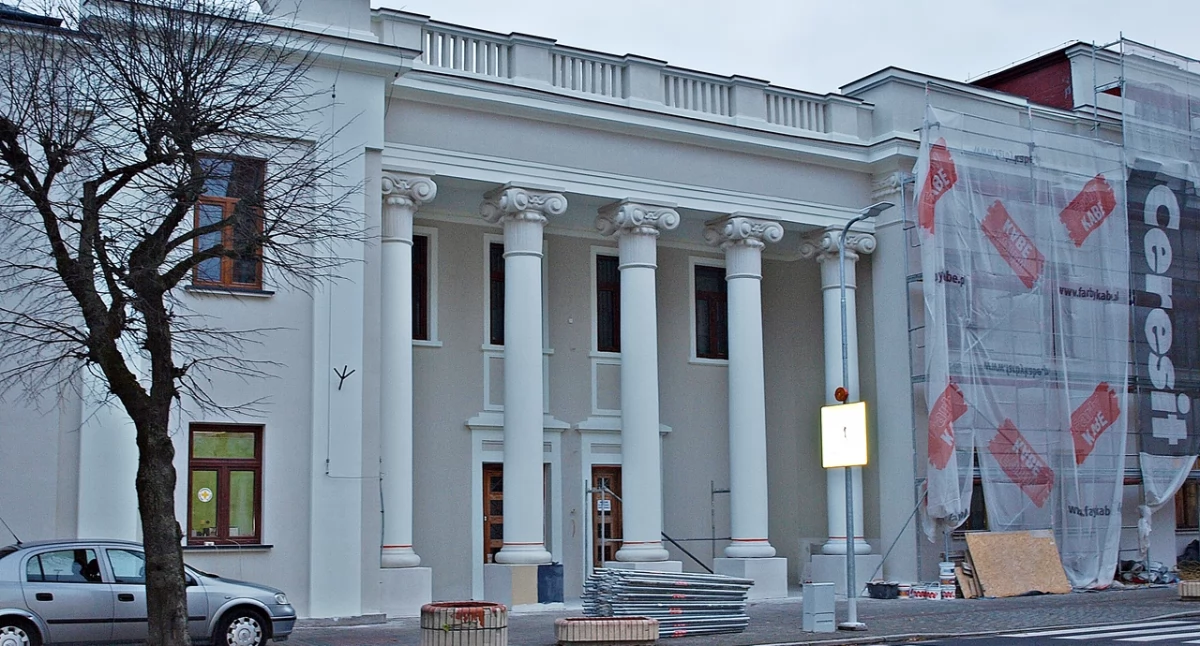 Budynek frontowy (łącznik) to architektura nawiązująca do monumentalnych form antycznych – chętnie wykorzystywanych w architekturze wojskowej. Fot. Mariusz Godos