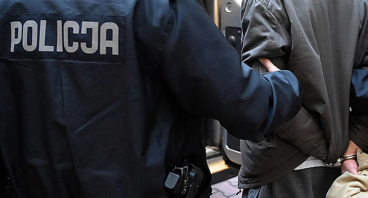 Poszukiwanego 50-latka udało się umieścić w policyjnej izbie zatrzymań. Nie uniknie odbycia kary więzienia, która na nim ciążyła. / FOT. archiwum ŻP