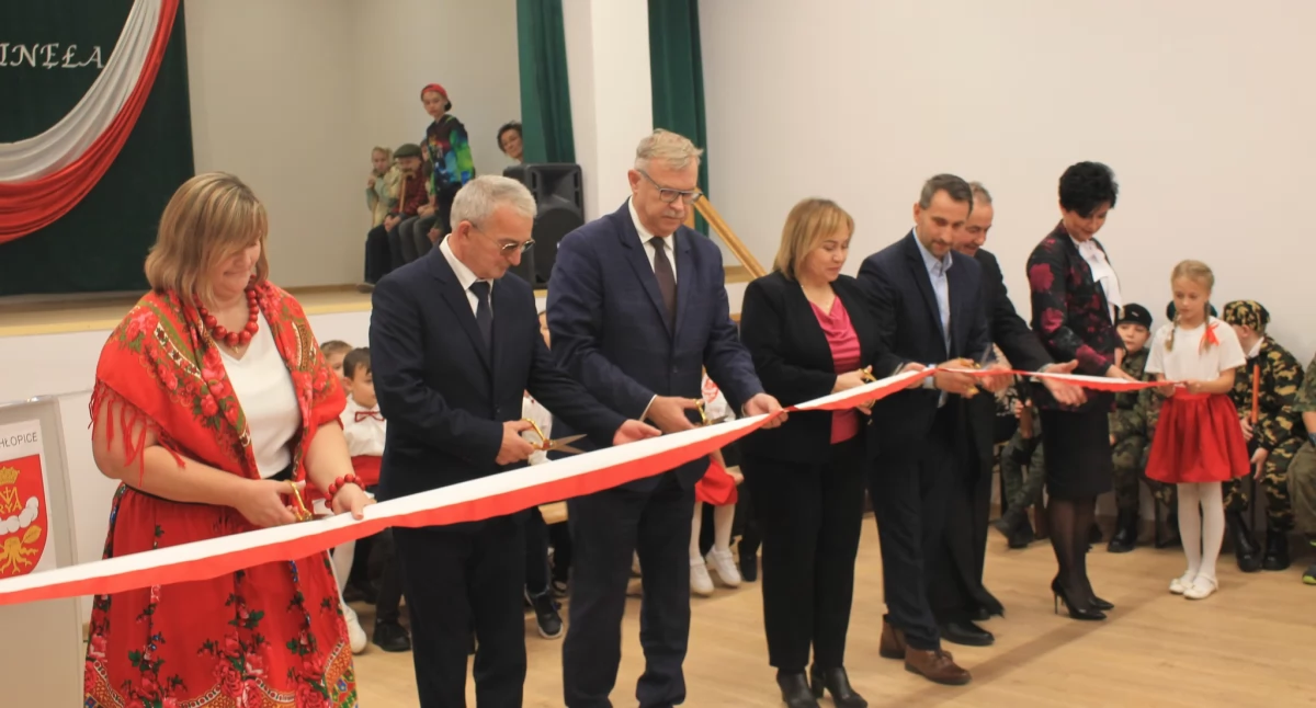 Otwarcie miejsca, które będzie stanowić centrum życia społeczno-kulturalnego mieszkańców Łowiec, miało uroczystą oprawę i zgromadziło wielu gości./ FOT. UG Chłopice