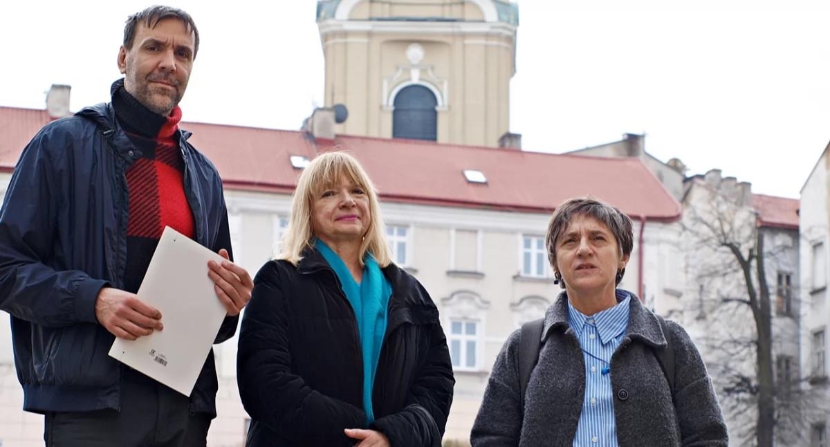 Członkowie Komitetu Inicjatywy Uchwałodawczej (od lewej: Tomasz Sawka, Grażyna Niezgoda, Joanna Markin) w dniu złożenia w Biurze Rady Miejskiej i Współpracy z Osiedlami w Przemyślu obywatelskiej inicjatywy uchwałodawczej. Fot. Mariusz Godos