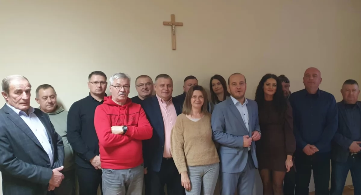 Na początku listopada br. doszło do zdania obowiązków dyrektora Wojewódzkiego Ośrodka Ruchu Drogowego w Przemyślu przez Macieja Kamińskiego. Przepracował na tym stanowisku przez prawie 5 lat. Na zdjęciu niemal z całą załogą ośrodka. Fot. zbiory własne