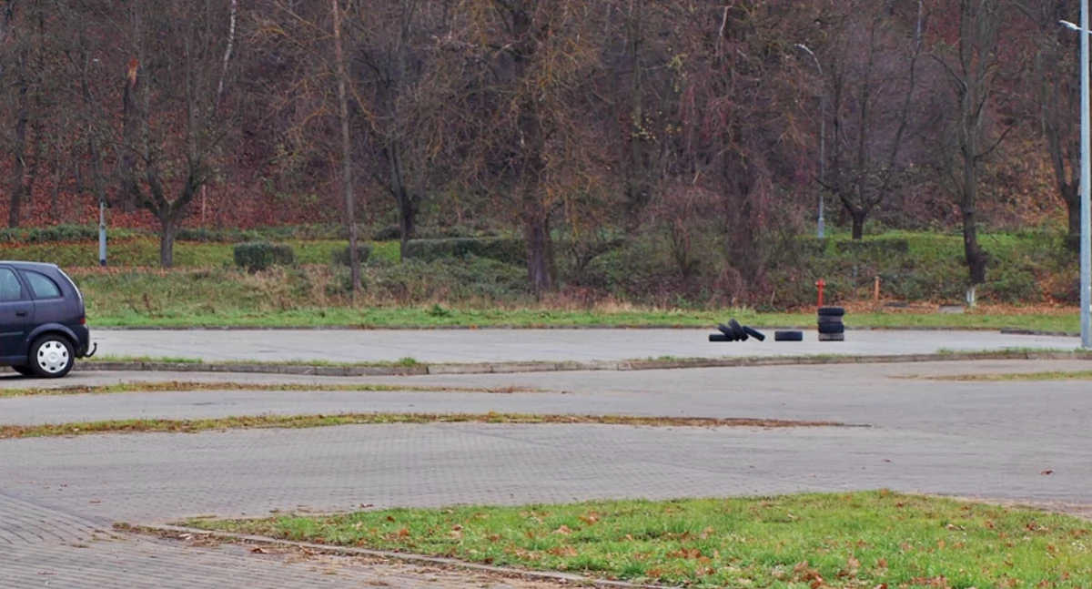 W tym miejscu, na nowo wybudowanym parkingu stanie mobilne lodowisko. Najprawdopodobniej w weekend 30 listopada – 1 grudnia będzie można już poszaleć na lodzie. Fot. Mariusz Godos