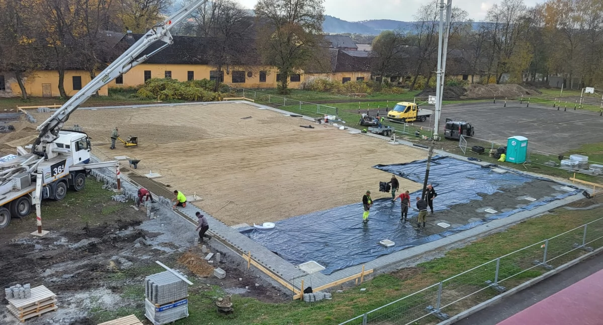 Prace przy budowie hali „Olimpia” postępują zgodnie z planem. Nic nie powinno zagrozić realizacji inwestycji w przewidywanym terminie./ FOT. ZS w Nienadowej