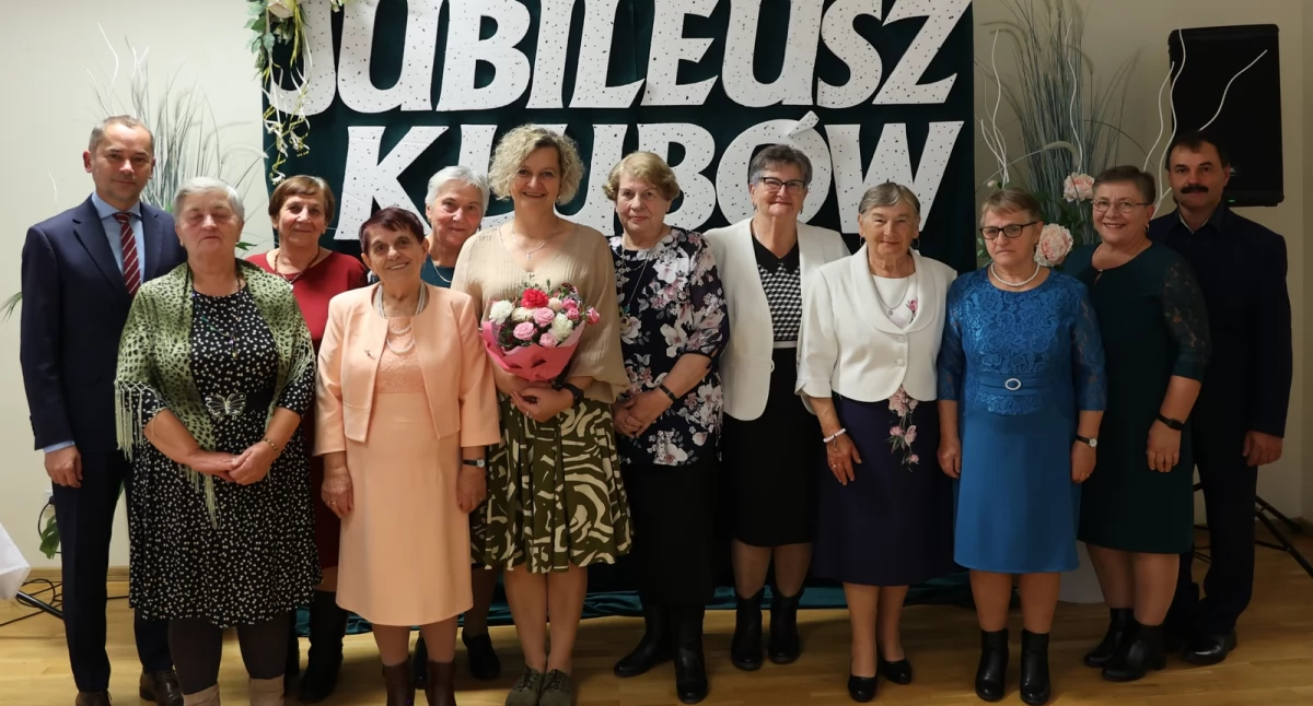 Członkowie klubów seniora z terenu gminy chętnie pozowali do pamiątkowych zdjęć. / FOT. UG Lubaczów