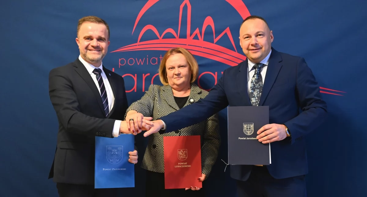 Z udziałem trójki starostów – lubaczowskiego Barbary Broź, jarosławskiego Kamila Dziukiewicza i przeworskiego Dariusza Łapy w siedzibie Starostwa Powiatowego w Jarosławiu podpisana została umowa na świadczenie usług związanych z transportem publicznym na terenie powiatów: jarosławskiego, przeworskiego i lubaczowskiego. Fot. Starostwo Powiatowe Jarosław