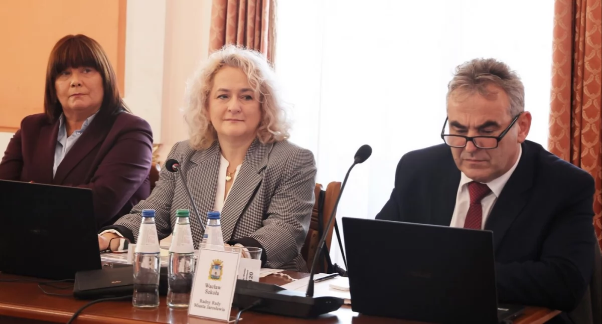 Na ostatniej sesji rady miasta najgorętsza dyskusja dotyczyła wspólnej obsługi finansowo-księgowej dla jarosławskich szkół podstawowych, która ma przynieść realne oszczędności finansowe. / FOT. UM Jarosław