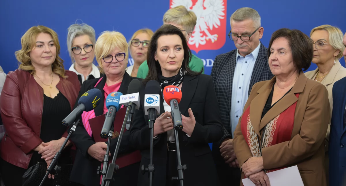 Minister do spraw polityki senioralnej Marzena Okła-Drewnowicz podczas konferencji prasowej w Podkarpackim Urzędzie Wojewódzkim w Rzeszowie. Jednym z ważniejszych tematów był tzw. bon senioralny. Fot. PUW Rzeszów