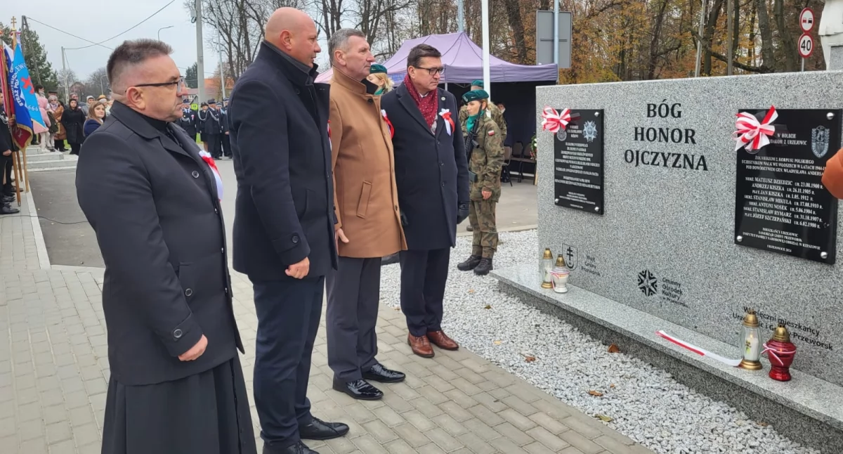 Nowo odsłonięte tablice upamiętniają natomiast kaprala Stanisława Bożka oraz żołnierzy 2. Korpusu Polskiego, uczestników walk we Włoszech w latach 1944 – 1945 pod dowództwem gen. Władysława Andersa. Zostały sfinansowane przez rzeszowski oddział Instytut Pamięci Narodowej, którego szef dr hab. Dariusz Iwaneczko wziął udział w ceremonii. Fot. IPN Rzeszów