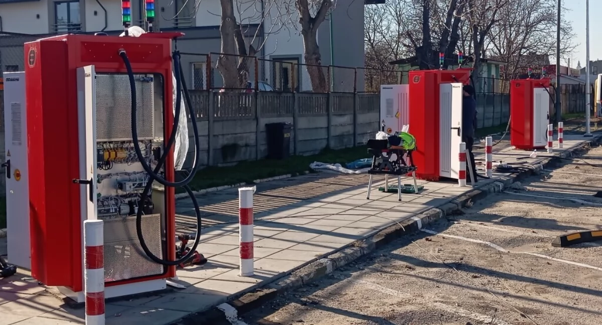Stacjonarne ładowarki już są. Posłużą do ładowania pierwszych elektrycznych autobusów w mieście, które powinny trafić do miejskiego przewoźnika na przełomie listopada i grudnia.