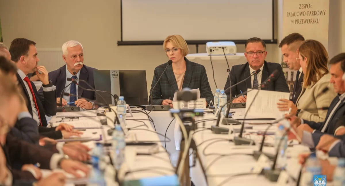 W kontekście szpitala padła m.in. ważna informacja dotycząca zawieszenia sporu zbiorowego w placówce, w jaki z poprzednią dyrekcją weszła grupa zawodowa pielęgniarek i położnych, reprezentowana przez Związek Zawodowy Pielęgniarek i Położnych. Pielęgniarki i położne dały nowej dyrekcji czas do stycznia przyszłego roku czas na przedstawienie planu naprawczego dla SP ZOZ./ FOT. Starostwo Powiatowe w Przeworsku.