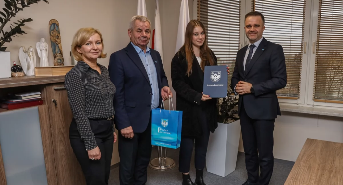 Z propozycji samorzadu powiatu przeworskiego skorzystała niedawno Magdalena Kowal, studentka IV roku kierunku lekarskiego na Uniwersytecie Rzeszowskim, Kolegium Nauk Medycznych. Zasili ona aktualną kadrę miejscowego szpitala./ FOT. Starostwo Powiatowe w Przeworsku