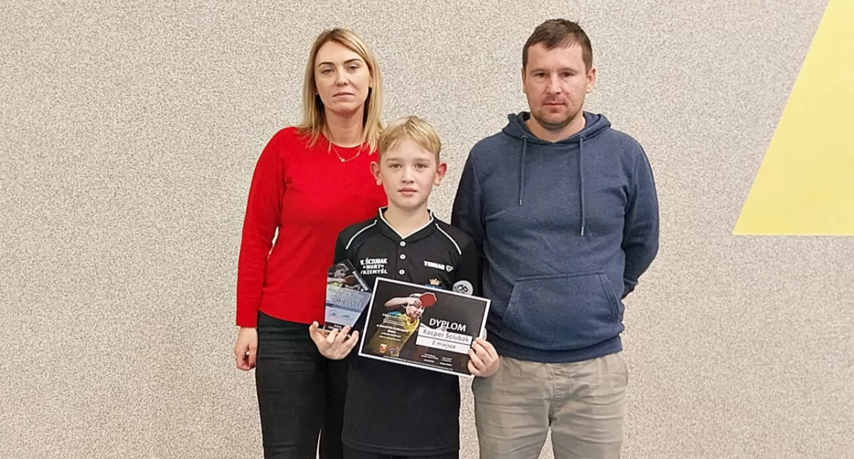 Kacper Ściubak ze swoim trenerem Rafałem Iwaniuchem i mamą Anną Iwaniuch. Fot. zbiory własne