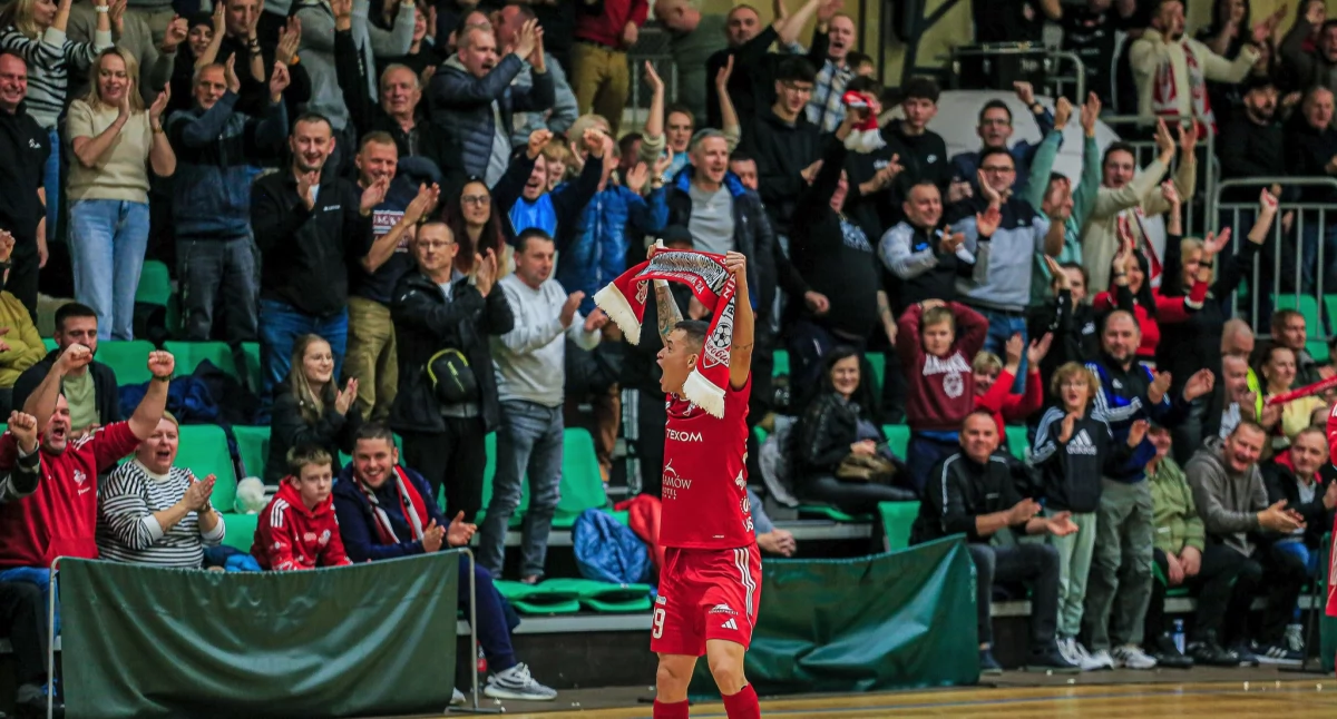 Bruninho celebrował bramkę strzeloną Dremanowi Opole Komprachcice z przemyską widownią. Czy będzie mieć do tego okazję w spotkaniu z ekipą z Bochni? Fot. Texom Eurobus Przemyśl/Kamil Krukiewicz