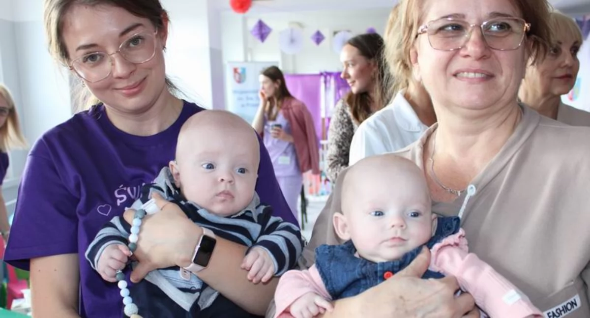 Pracownicy oddziału, którzy czuwali nad pierwszymi dniami życia maluszków, mieli okazję zobaczyć, jak kruche i delikatne wcześniaki stały się silnymi i pogodnymi dziećmi. / FOT. U. Gielo