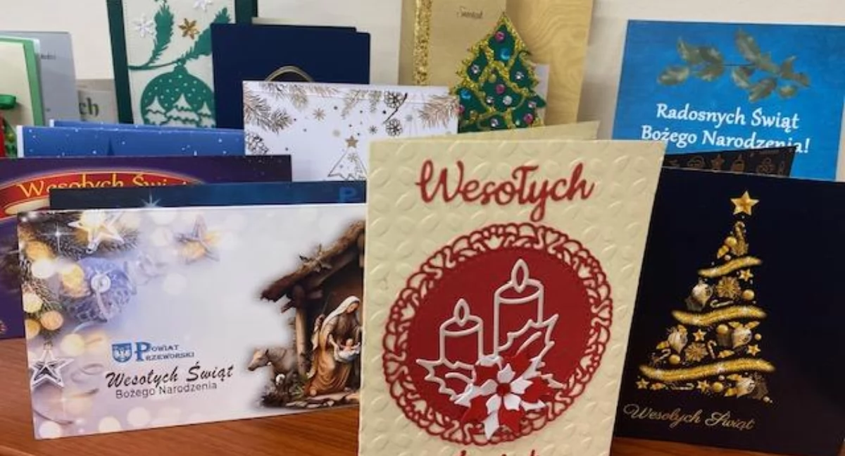 Nasze redakcyjne biurka, które zwykle zdobią aparaty, notesy i dyktafony, co roku przed Bożym Narodzeniem przyozdabiają się świątecznymi pocztówkami, które tak licznie do nas wysyłacie! Dziękujemy!/Fot. Monika Rusinek