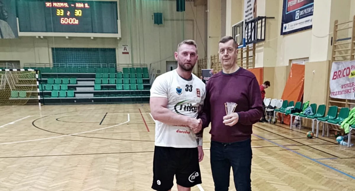 Daniel Dutka (z lewej; obok członek zarządu SRS Artur Sznajder) został MVP (najwartościowszym zawodnikiem) meczu SRS NIKO z SPR Grunwaldem Ruda Śląska. Fot. zbiory własne