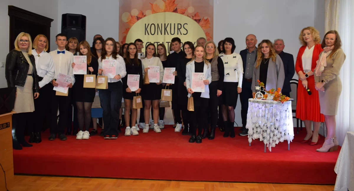 Organizatorzy, zaproszeni goście, jury i uczestnicy Gminnego Konkursu Recytatorskiego w Medyce./ zbiory własne 
