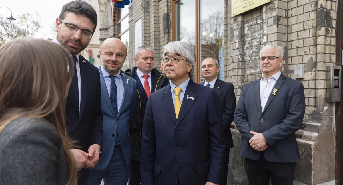 Celem były odwiedziny przede wszystkim Domu Ukraińskiego przy ul. Kościuszki oraz ośrodka dla uchodźców przy ul. Szykowskiego 1. Ambasador Japonii chciał zobaczyć, jakie są efekty realizacji przez przemyski oddział Związku Ukraińców w Polsce projektu w ramach Programu Wsparcia Finansowego dla Projektów Oddolnych (GGP). Fot. Grzegorz Bukała/UM Rzeszów