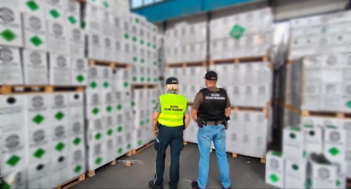 W ramach działań prowadzonych w Polsce funkcjonariusze służby celno-skarbowej z Podkarpackiego Urzędu Celno-Skarbowego w Przemyślu zabezpieczyli m.in.: 60 ton gazów chłodniczych o rynkowej wartości 12 mln zł czy sprzęt służący do jego przepompowywania. Fot. KAS