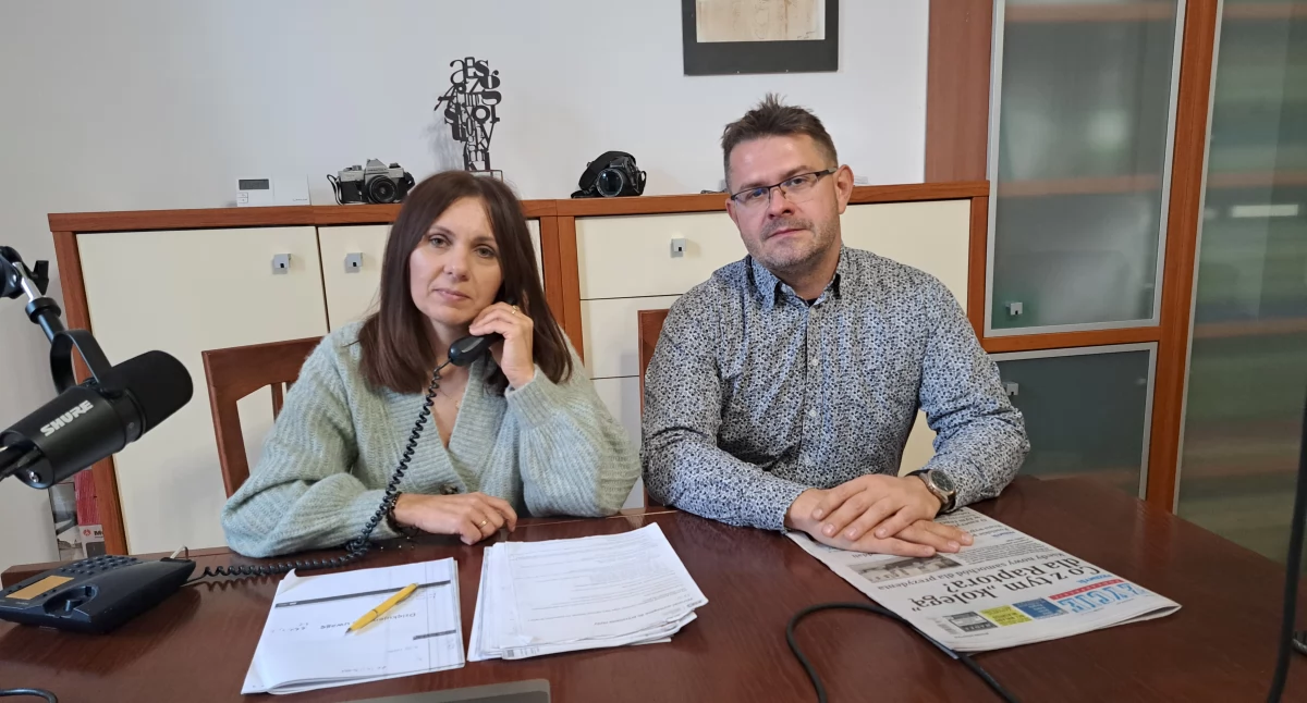 Na pytania czytelników odpowiadała Alicja Fedyk, naczelnik Wydziału Świadczeń Emerytalno-Rentowych Inspektoratu ZUS w Przemyślu, którą wspierał w zadaniach Wojciech Dyląg, regionalny rzecznik prasowy ZUS w województwie podkarpackim. / FOT. U. Gielo