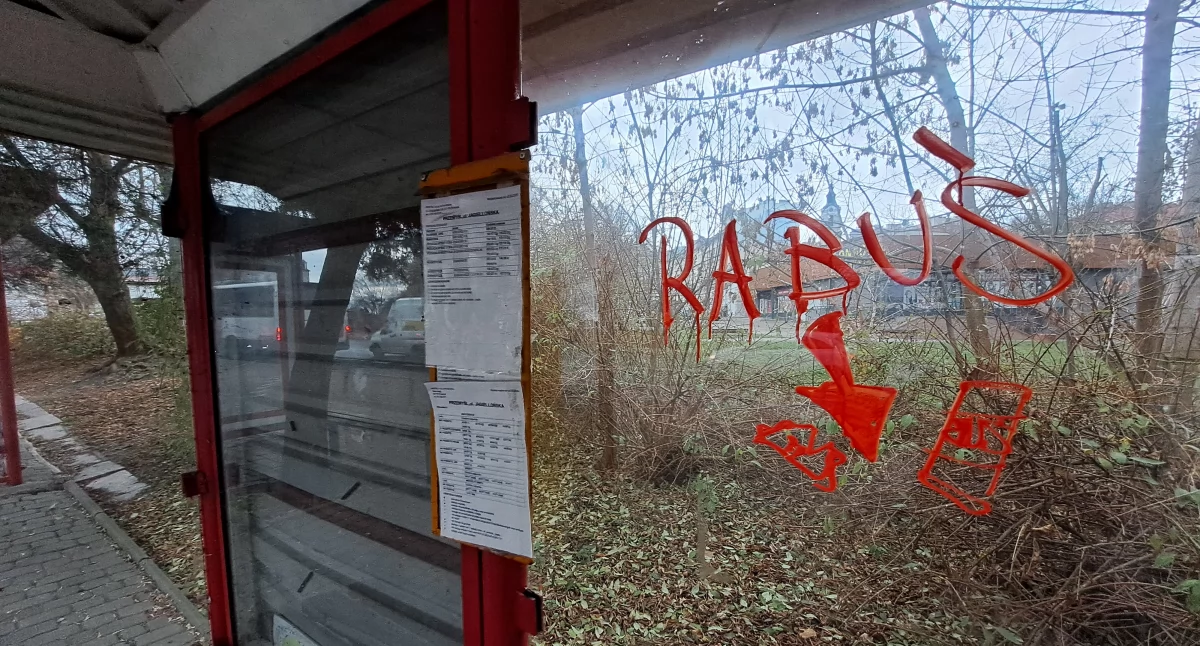 Osprejowane wiaty przystankowe, pomazane i gdzieniegdzie popękane szyby, puste kikuty po zdjętych tablicach elektronicznych z rozkładem jazdy – to stały element krajobrazu centrum miasta./ FOT. U. Gielo