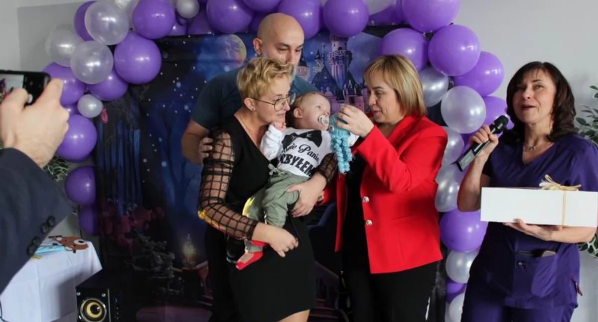 Licznie przybyłych na wydarzenie przywitały kierownik Oddziału Neonatologicznego z Pododdziałem Patologii Noworodka lek. med. Anna Wojnarowicz oraz dyrektor szpitala Barbara Stawarz./ FOT. U. Gielo