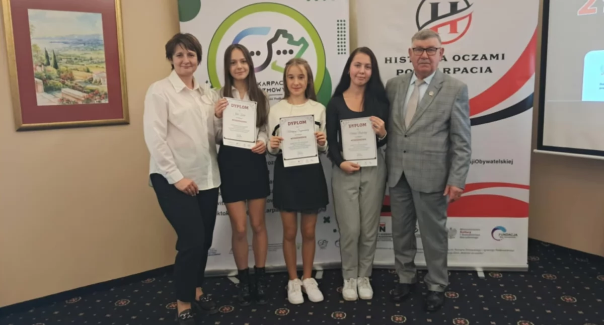 W grupie laureatów konkursu znalazły się 3 uczennice z Zespołu Szkół Innowacyjnych w Jarosławiu: Martyna Szymańska, Julka Kruk oraz Natalia Radecka./ FOT. ZSI