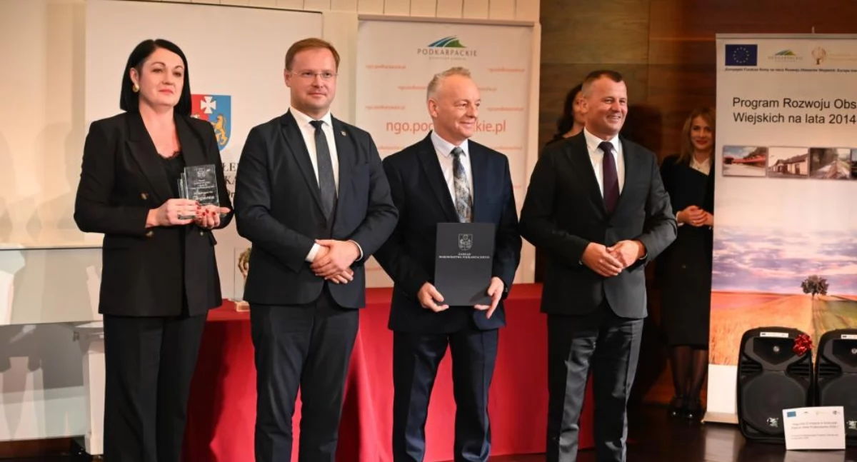 Nagrodę za 3. miejsce z rąk wicemarszałka województwa Karola Ożoga odebrali wójt gminy Tryńcza Ryszard Jędruch, sołtys wsi Tryńcza Stanisław Gliniak oraz dyrektor Gminnego Centrum Kultury i Czytelnictwa Bernadeta Jakubiec./ FOT. UG Tryńcza