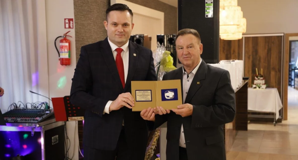 Przewodniczący przeworskiego Koła Pomocy Osobom Niepełnosprawnym Ryszard Wiśniowski jako ojciec niepełnosprawnego dziecka od wielu lat dba o sprawy dzieci i osób niepełnosprawnych oraz podejmuje wiele inicjatyw na rzecz dzieci niepełnosprawnych. Podczas wydarzenia odebrał z rąk G. Piestraka, prezesa Zarządu Głównego TPD, Godność Przyjaciela Dziecka./ FOT. TPD Przemyśl