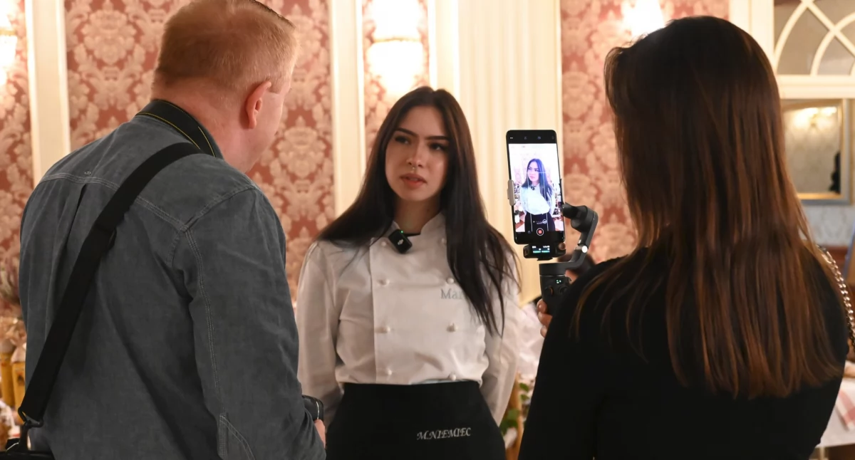 Niespodzianką tegorocznej edycji były warsztaty kulinarne dla gospodyń, które poprowadziła Martyna Niemiec – laureatka telewizyjnego show MasterChef Nastolatki. Pochodząca z Gniewczyny Łańcuckiej nastolatka zdradziła uczestniczkom swoje niezawodne patenty kulinarne./ FOT. Starostwo Powiatowe w Jarosławiu