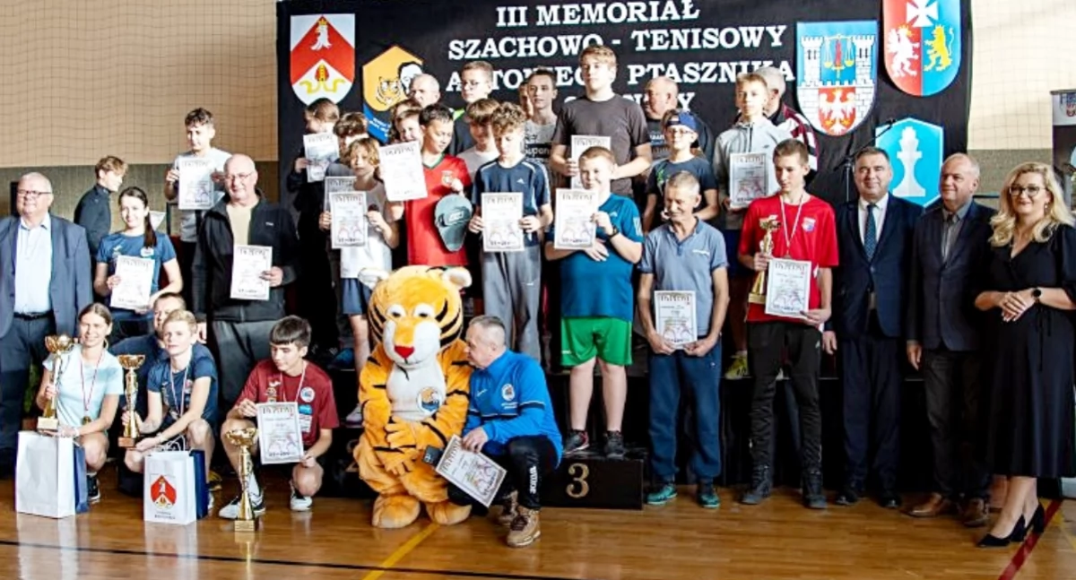 Uczestnicy turnieju tenisa stołowego wraz z gospodarzami imprezy i zaproszonymi gośćmi. Fot. UG Radymno