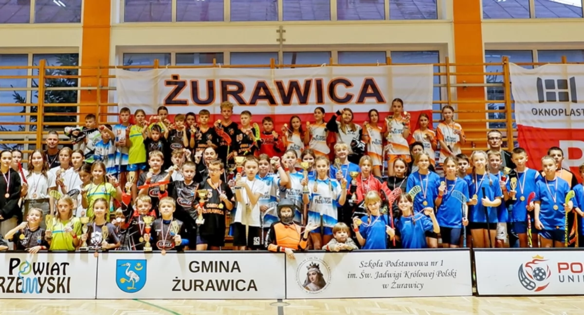 To była naprawdę bardzo udana impreza! Na zdjęciu wszyscy uczestnicy sportowej rywalizacji. Fot. zbiory własne