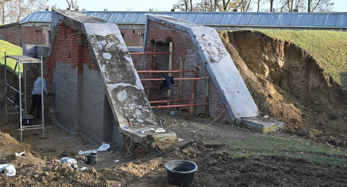 Niedawno zakończył się prace przy remoncie przedbramia Fortu I „Salis Soglio” i rozpoczęły się przy bramie Fortu XV „Borek”. Fot. ZGFTP