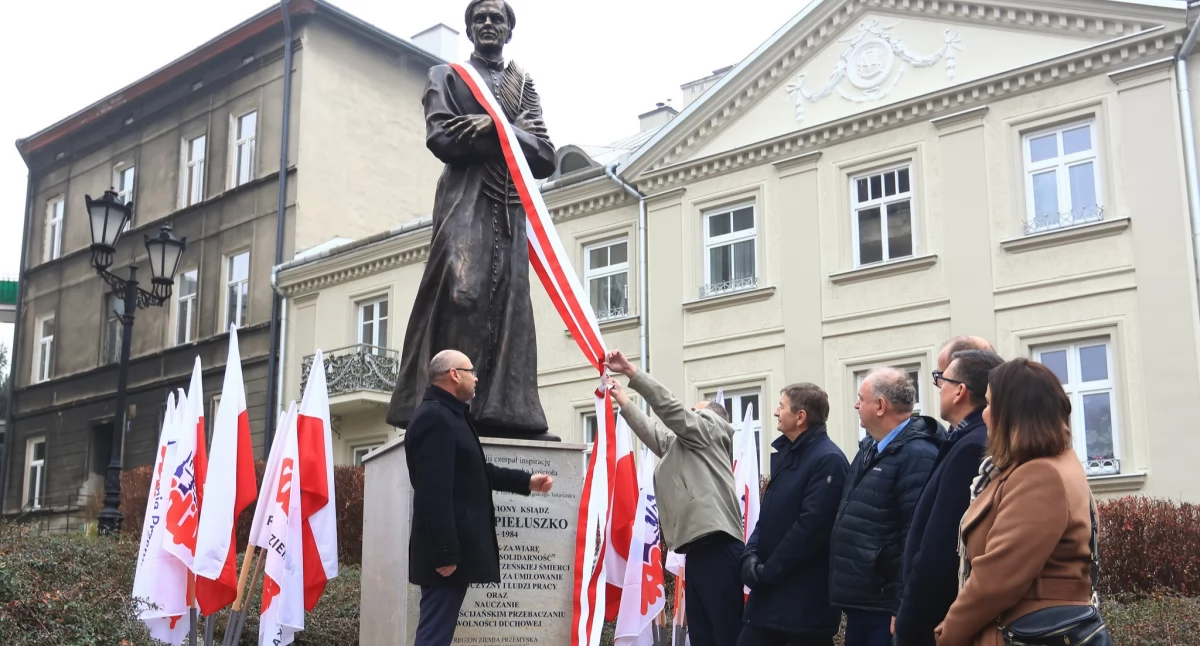 U stóp przemyskiej archikatedry, w miejscu kamienia powstał pomnik ukazujący postać bł. ks. Jerzego Popiełuszki. Wielkości ok. 230 cm. Odlany z brązu, posadowiony na cokole wysokości ok. 120 – 140 cm. Fot. UM Przemyśl